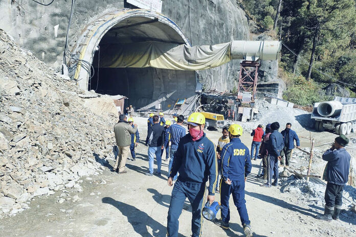 En Inde, les quarante ouvriers pris au piège par l’effondrement d’un tunnel sont vivants