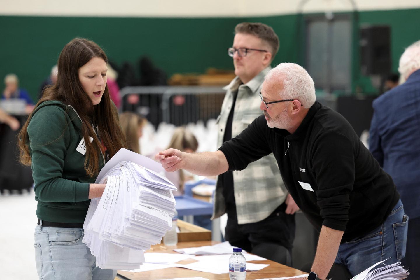 En Irlande, le dépouillement complexe d’élections législatives à suspense a débuté