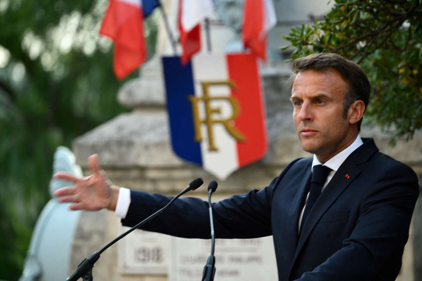 Après les émeutes, Emmanuel Macron s’adresse à la jeunesse à Bormes-les-Mimosas : la liberté « n’est pas une frénésie de transgression »