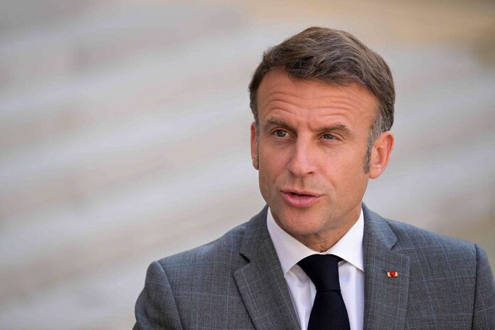 Emmanuel Macron juge que les programmes des « deux extrêmes » vont mener « à la guerre civile »