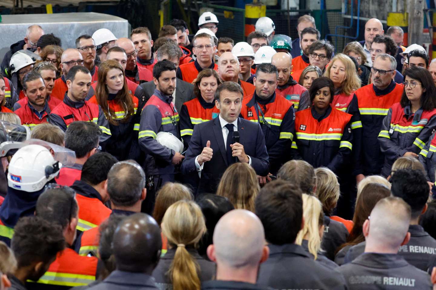 Emmanuel Macron renoue avec des économistes, comme Jean Pisani-Ferry ou Philippe Aghion, pour sortir la France de la crise sociale