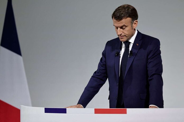 Pourquoi Emmanuel Macron remet les téléphones et « les écrans » au centre de son programme pour les législatives