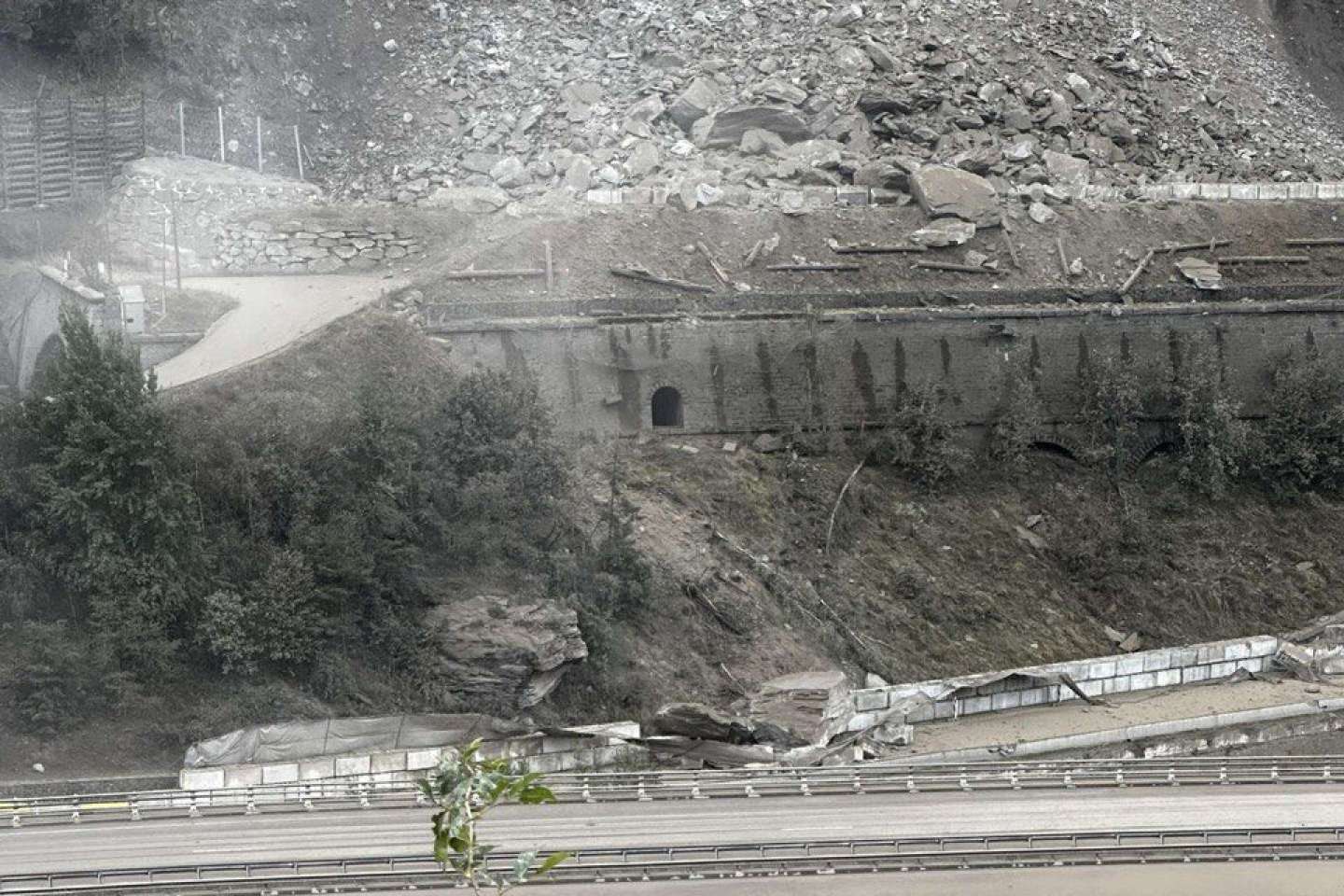 En Savoie, un impressionnant éboulement de roches interrompt le trafic ferroviaire entre la France et l’Italie