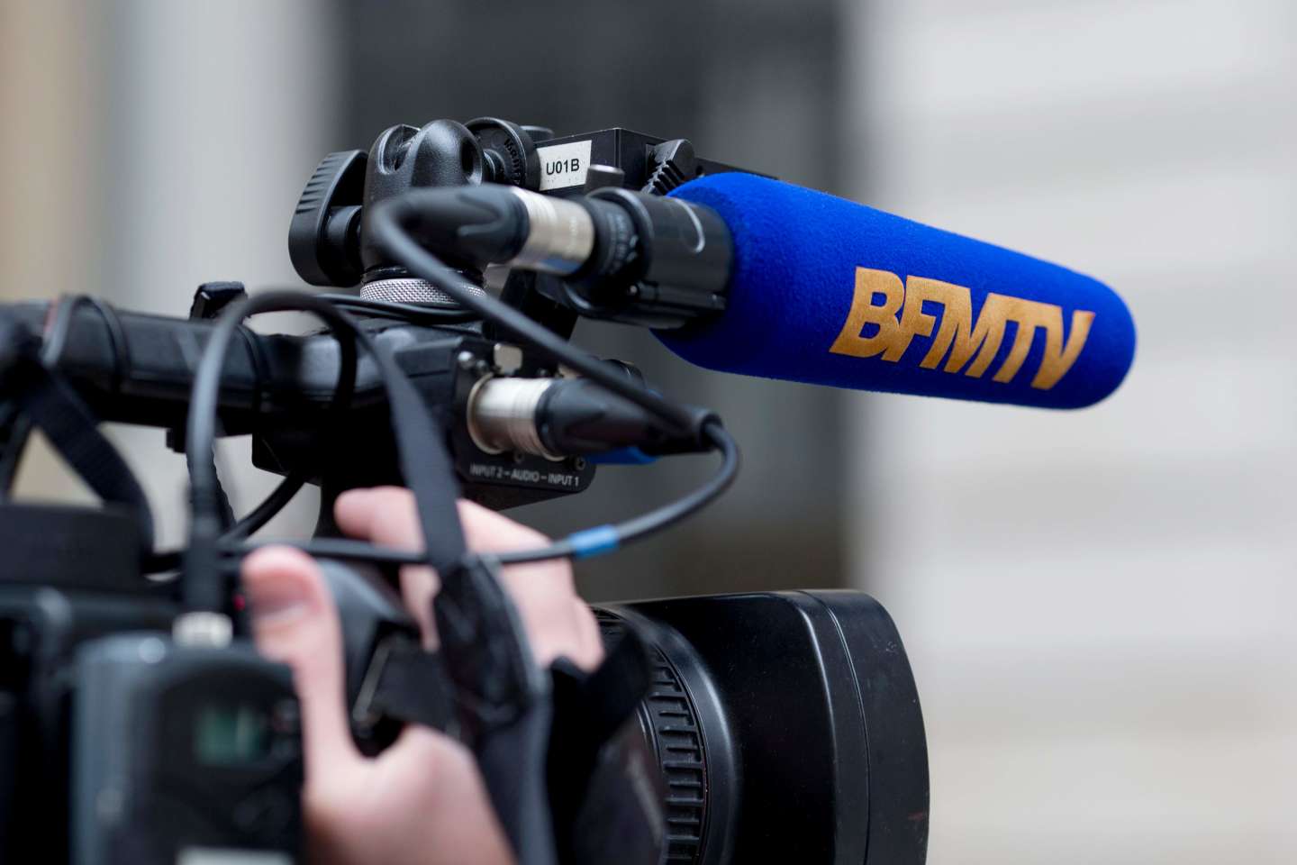 Un présentateur de BFM-TV visé par une enquête interne pour des « soupçons d’ingérence »