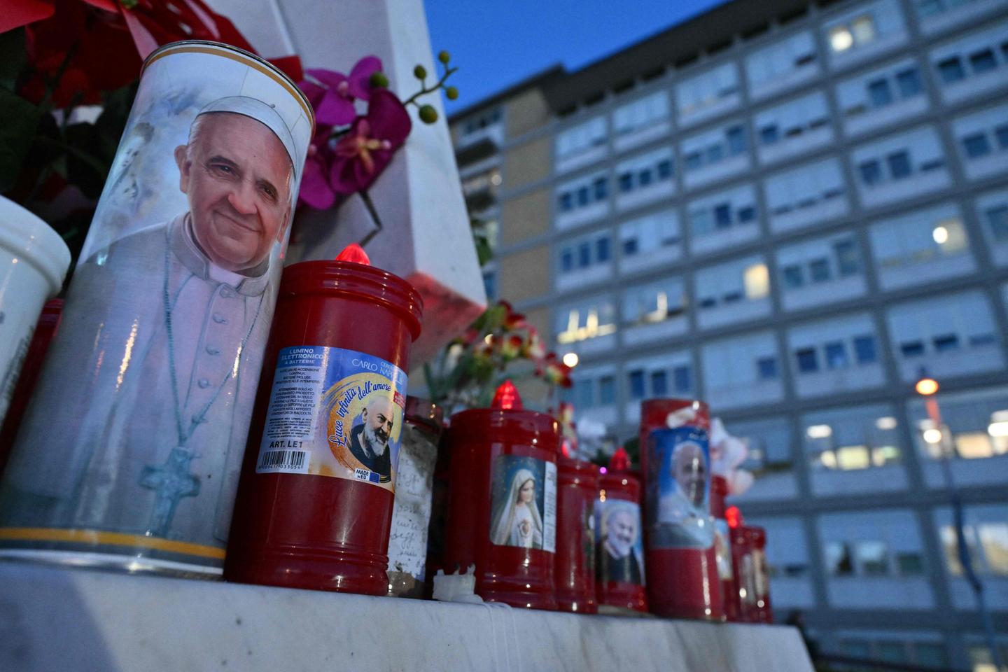 Le pape François est dans un état qui « reste critique » et « n’est pas hors de danger », selon le Vatican