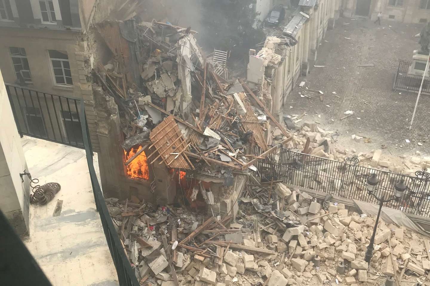 Explosion à Paris : un corps retrouvé dans les décombres de l’immeuble