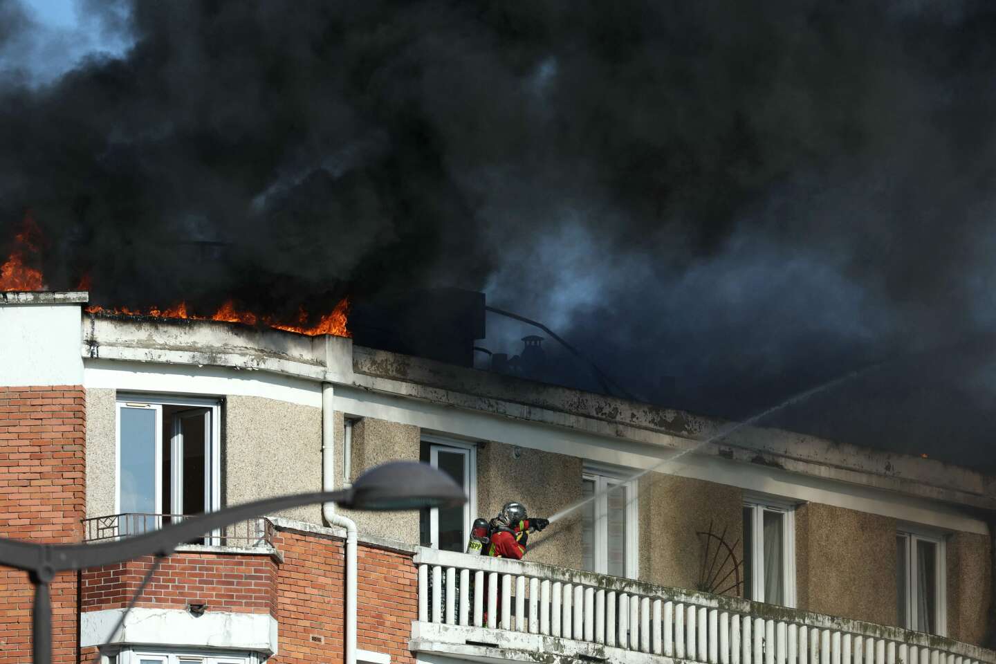 A Paris, explosions impressionnantes sur un toit à la suite d’un incendie, aucun blessé grave