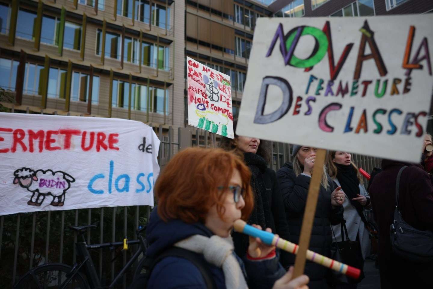 A Paris, des fermetures de classes « sans précédent » provoquent la colère des parents et des enseignants