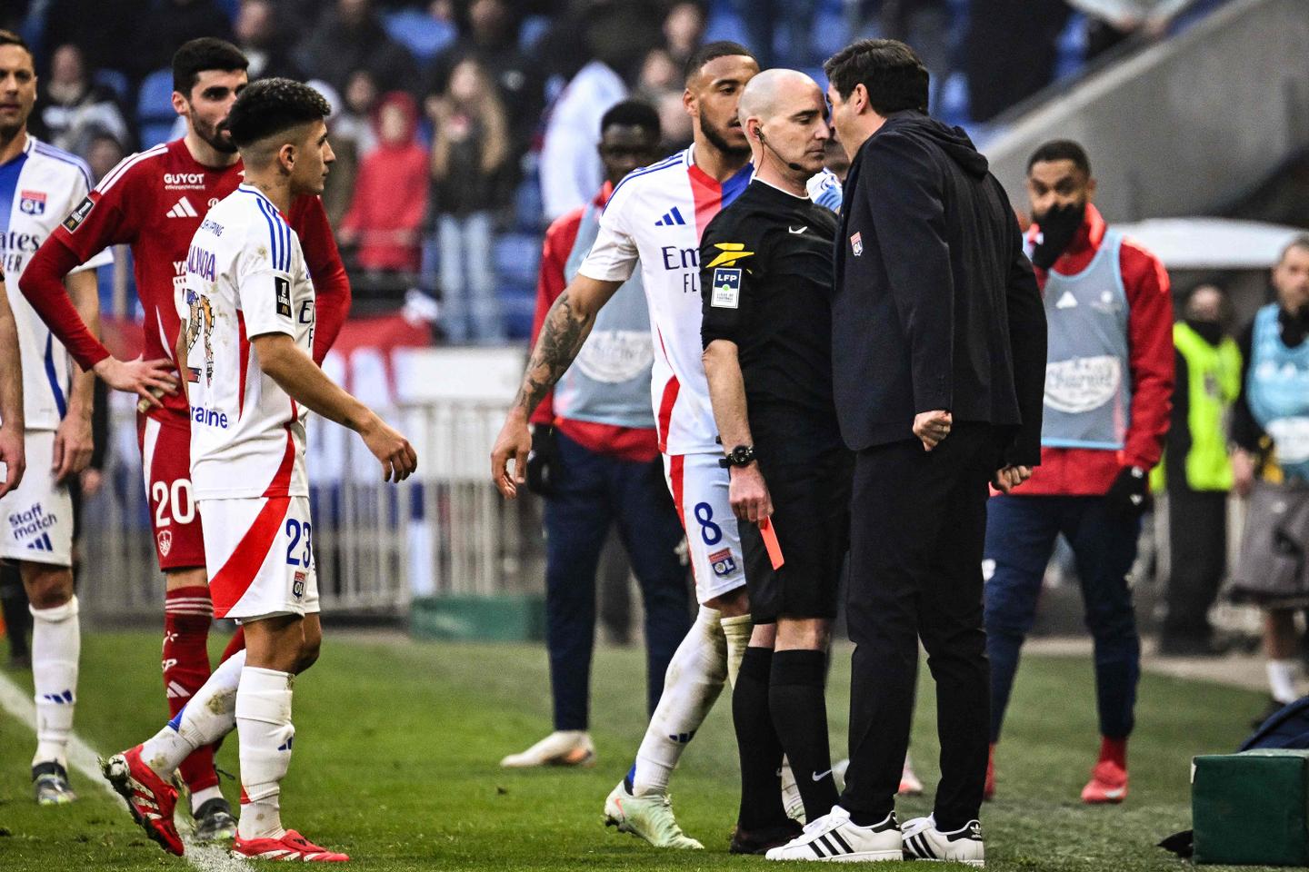 Ligue 1 : l’entraîneur de l’OL risque plusieurs mois de suspension pour s’en être pris à l’arbitre du match face à Brest