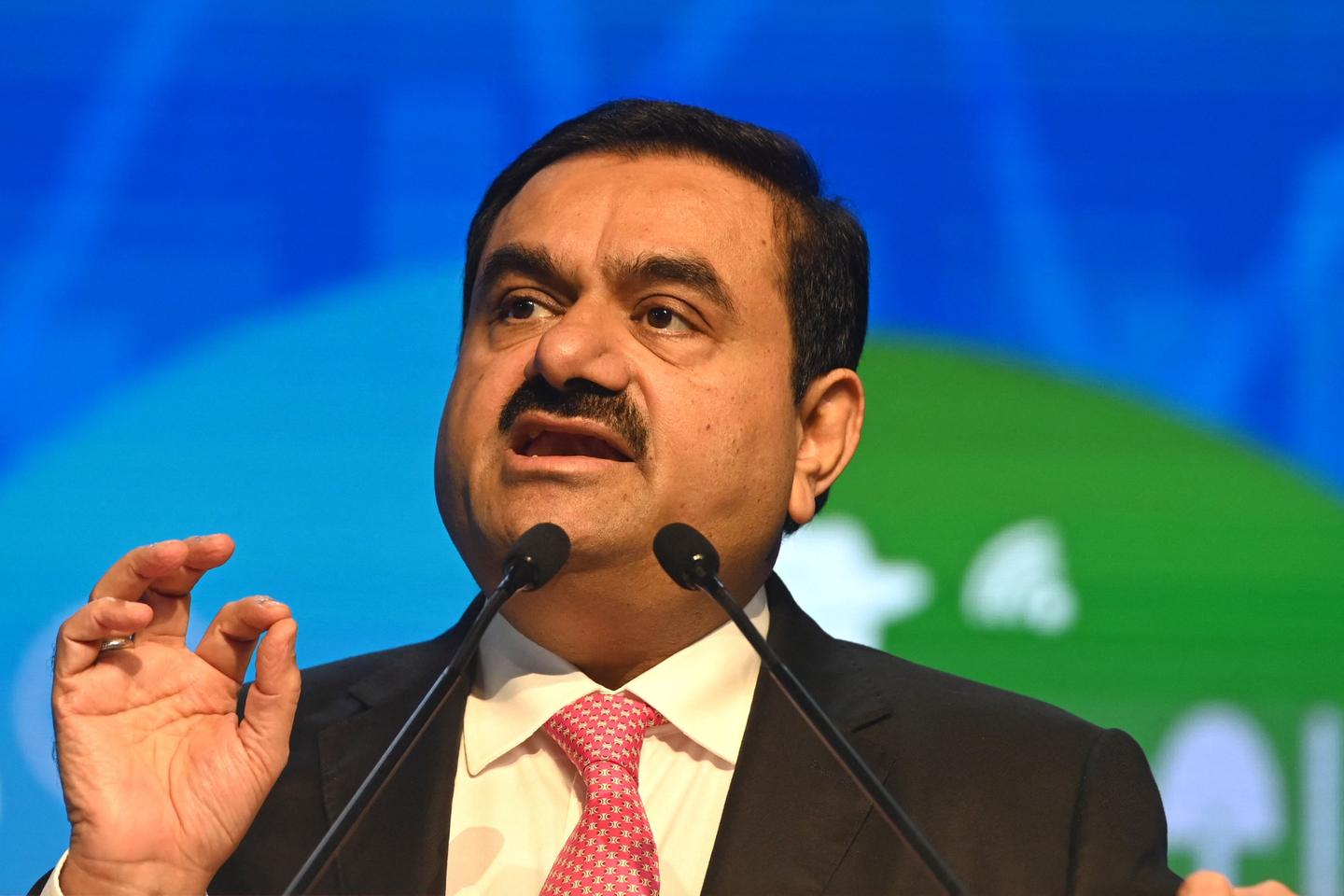 Le milliardaire indien Adani, proche de Narendra Modi, est  accusé d’avoir versé des centaines de millions de dollars de pots-de-vin par la justice des Etats-Unis