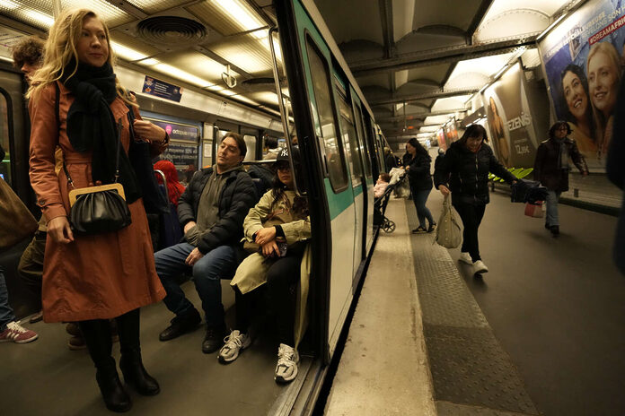 Chant antisémite dans le métro parisien : huit adolescents en garde à vue
