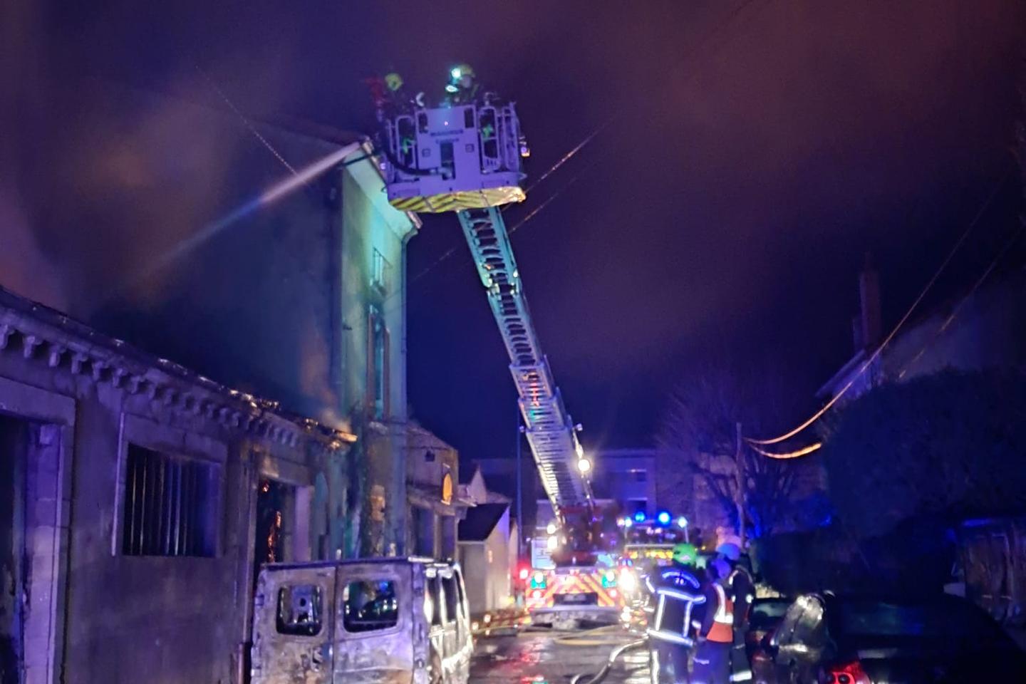 A Crest, onze véhicules et la maison d’un élu détruits par des incendies volontaires