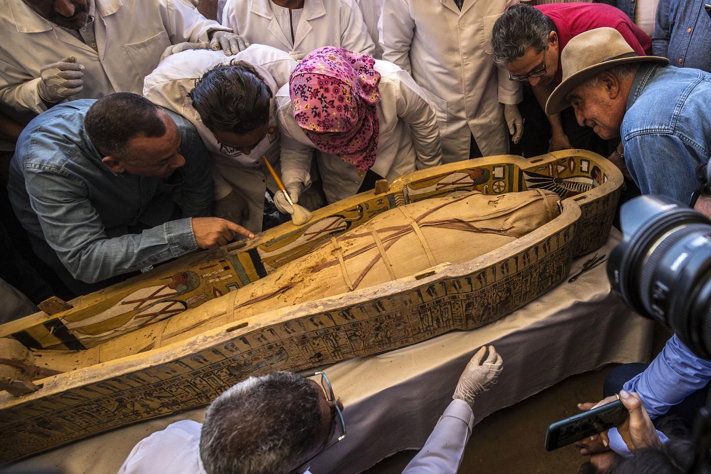 A Louxor, en Egypte, un sarcophage réinhumé découvert par des équipes françaises