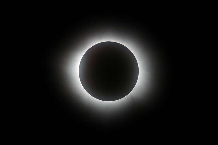 Les images de la rare éclipse solaire totale observée en Amérique du Nord
