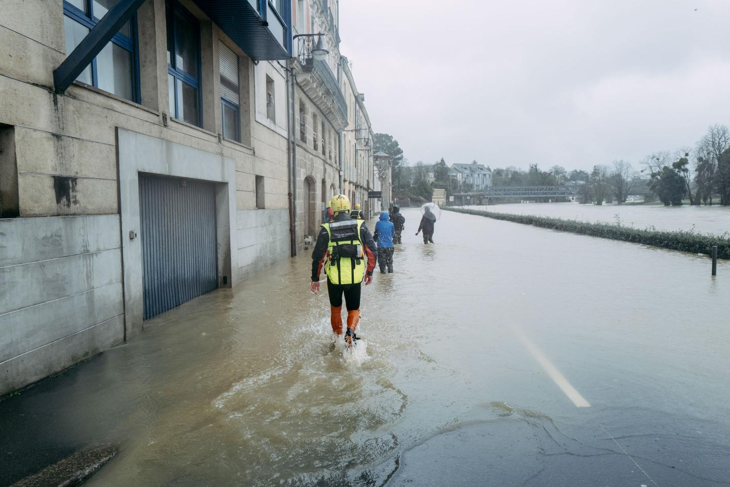 Inondations dans l’Ouest : la vigilance rouge levée dans trois départements, l’eau commence à baisser à Redon