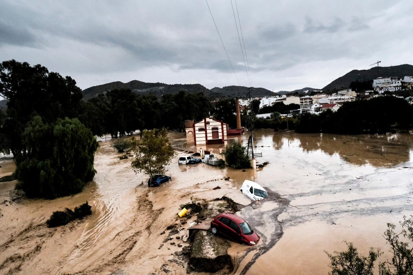 Autour de Valence, près de cent morts dans les « inondations du siècle » : « L’eau est arrivée d’un coup, comme un tsunami »