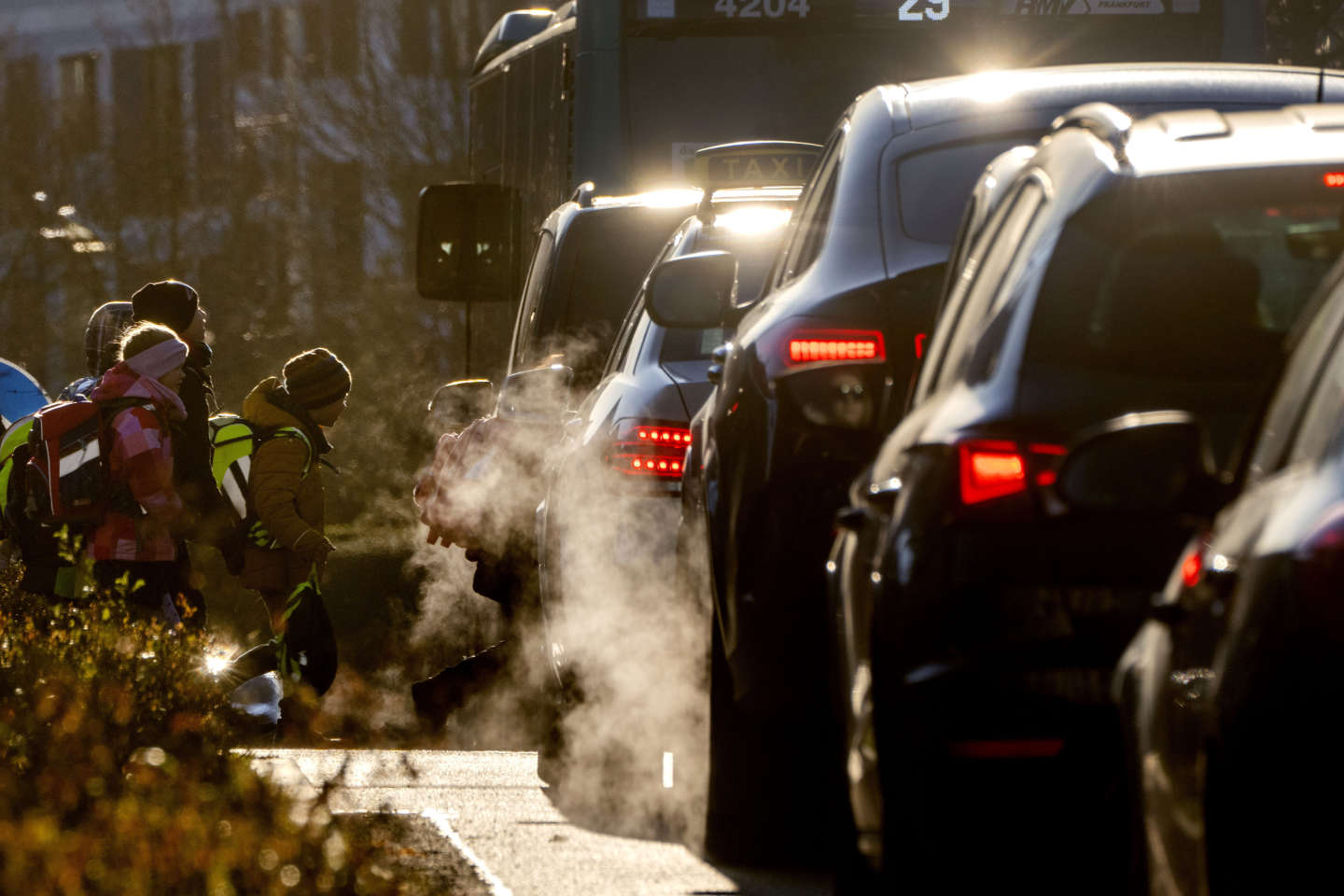 Automobile : sous la pression de Berlin, l’Union européenne assouplit l’interdiction des moteurs thermiques