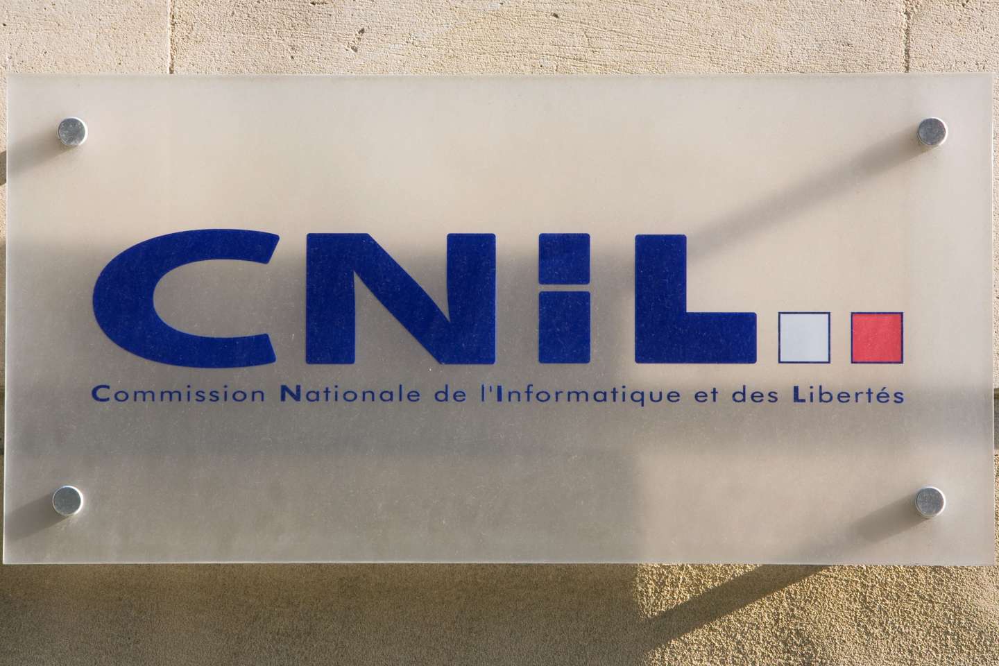 La CNIL remet son rapport annuel : une hausse des mises en demeure et une attention particulière portée à l’IA