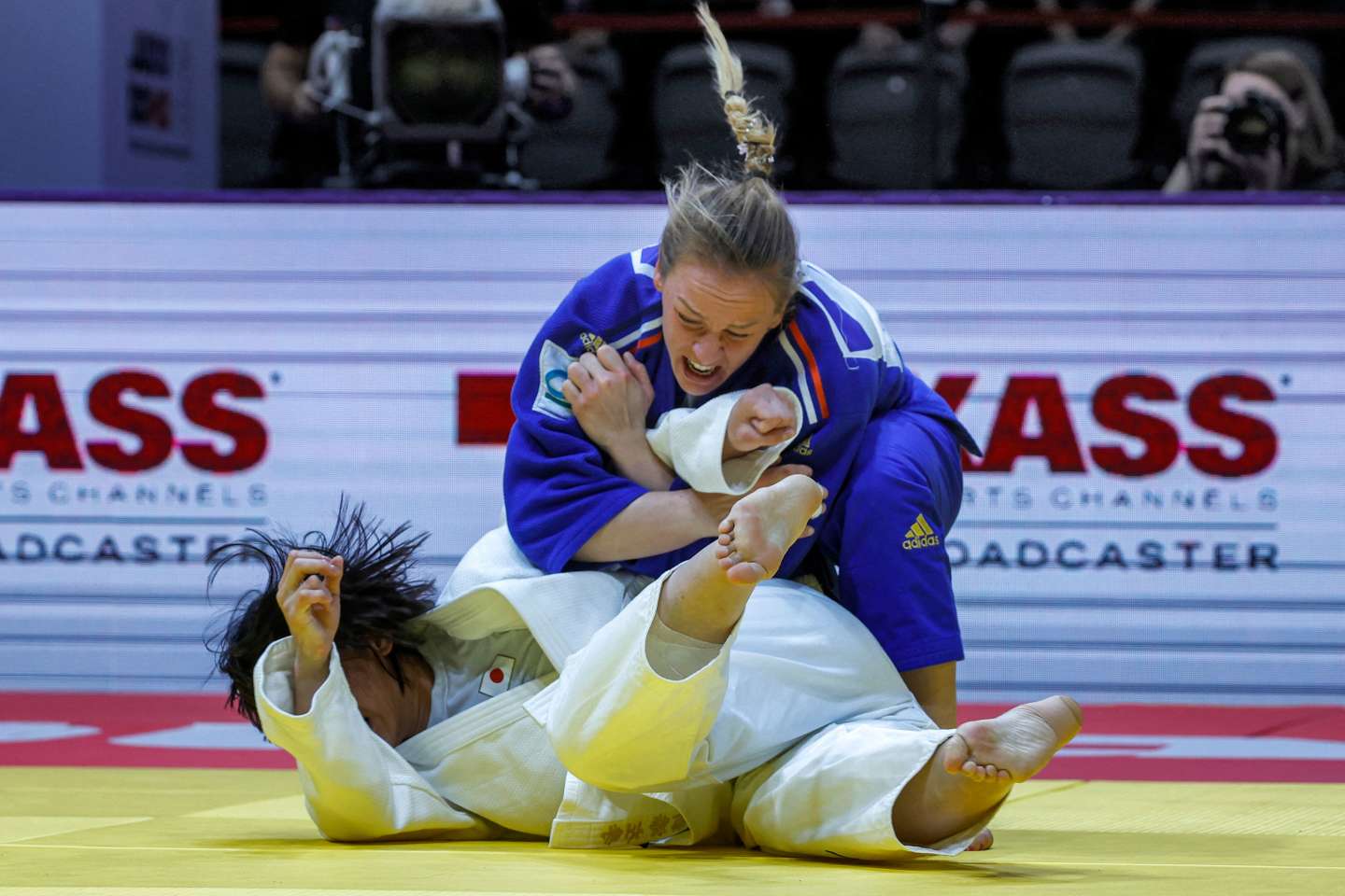 Judo : la France conclut les Mondiaux en décrochant l’argent par équipes face au Japon