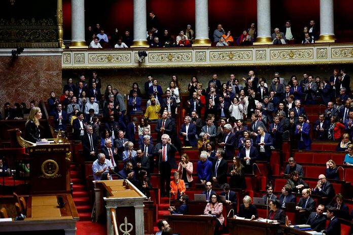 La France insoumise et le Rassemblement national déposent des motions de censure contre le gouvernement