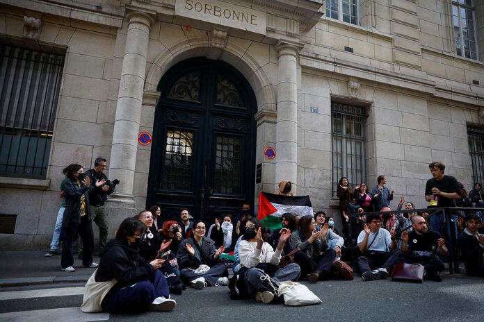 Mobilisations propalestiniennes : à la Sorbonne des étudiants investissent et bloquent l’accès à l’université