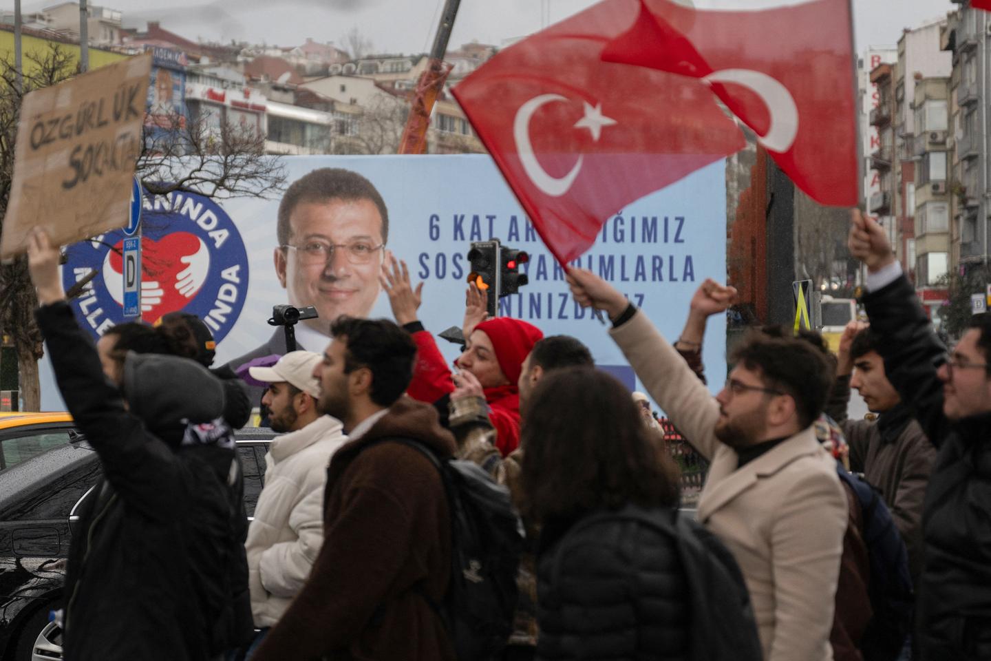 Turquie : un juge ordonne l’incarcération du maire d’Istanbul, Ekrem Imamoglu, dont l’arrestation a déclenché une vague de contestation