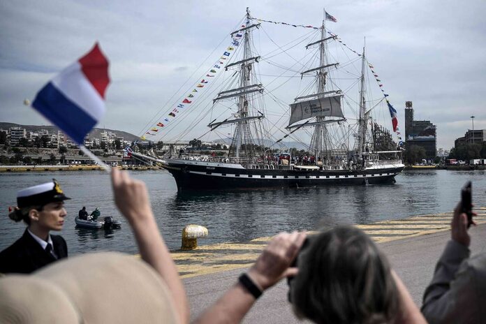 Paris 2024 : le voilier « Belem » met le cap sur la France avec la flamme olympique à son bord
