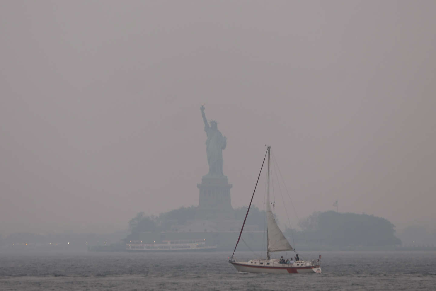 Soleil voilé et toux irrépressible : New York prise sous la chape des fumées des incendies du Canada