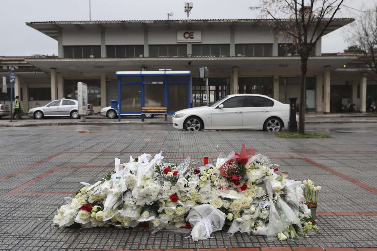 Après l’accident de train meurtrier en Grèce, la police perquisitionne la gare de Larissa