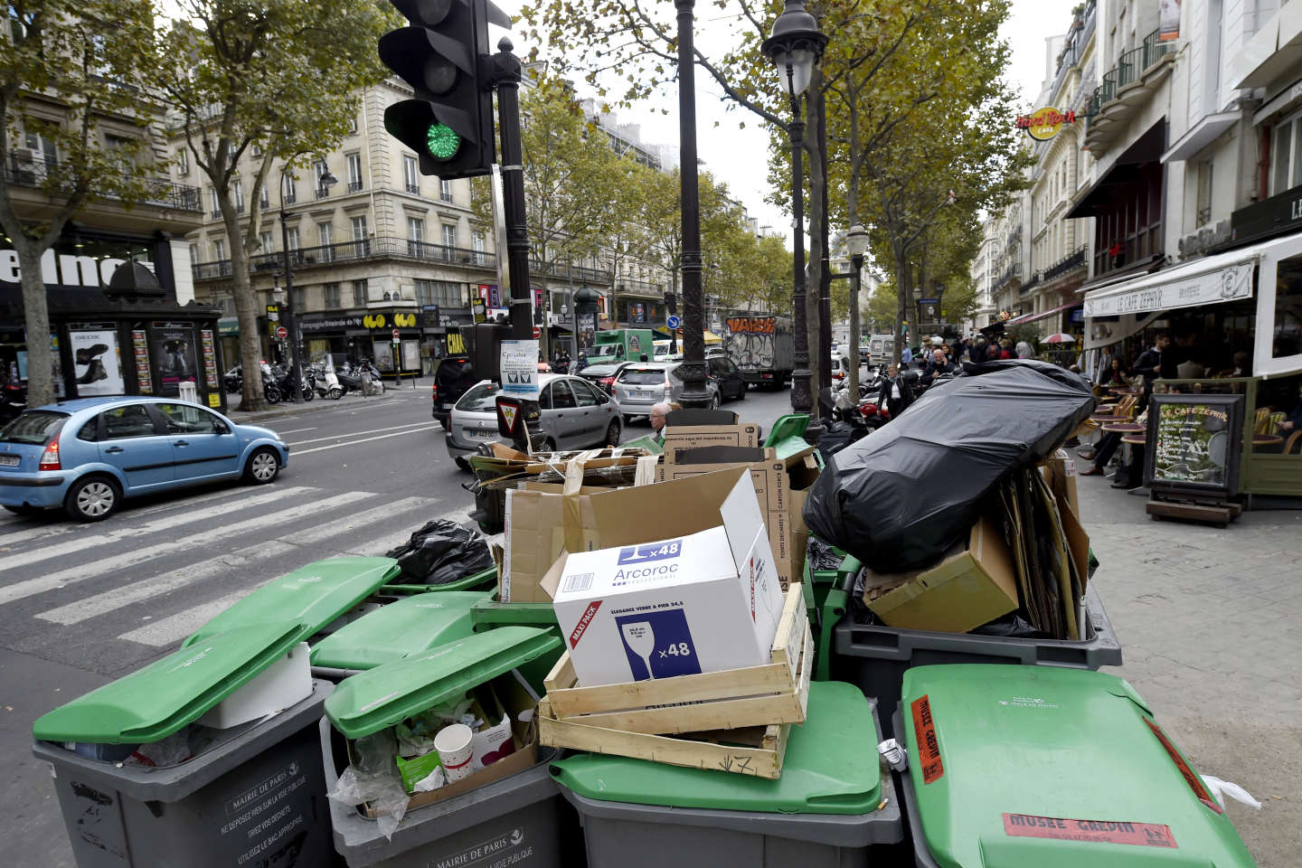 A Paris, l’amoncellement d’ordures dans les rues quasiment absorbé