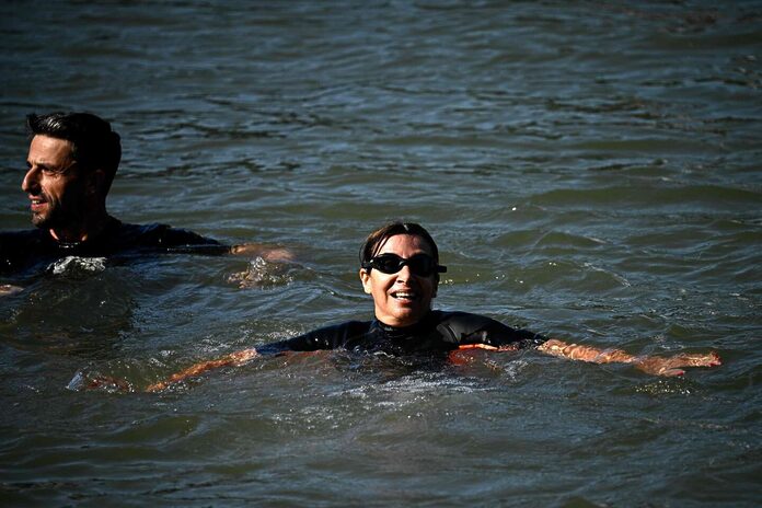 Anne Hidalgo s’est baignée dans la Seine à quelques jours des épreuves de nage en eau libre des JO