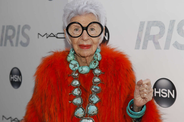 L’Américaine Iris Apfel, autoproclamée « starlette gériatrique » de la mode, est morte à 102 ans