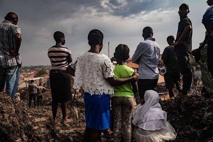 En Ouganda, l’effondrement d'une décharge fait 19 morts, dont cinq enfants