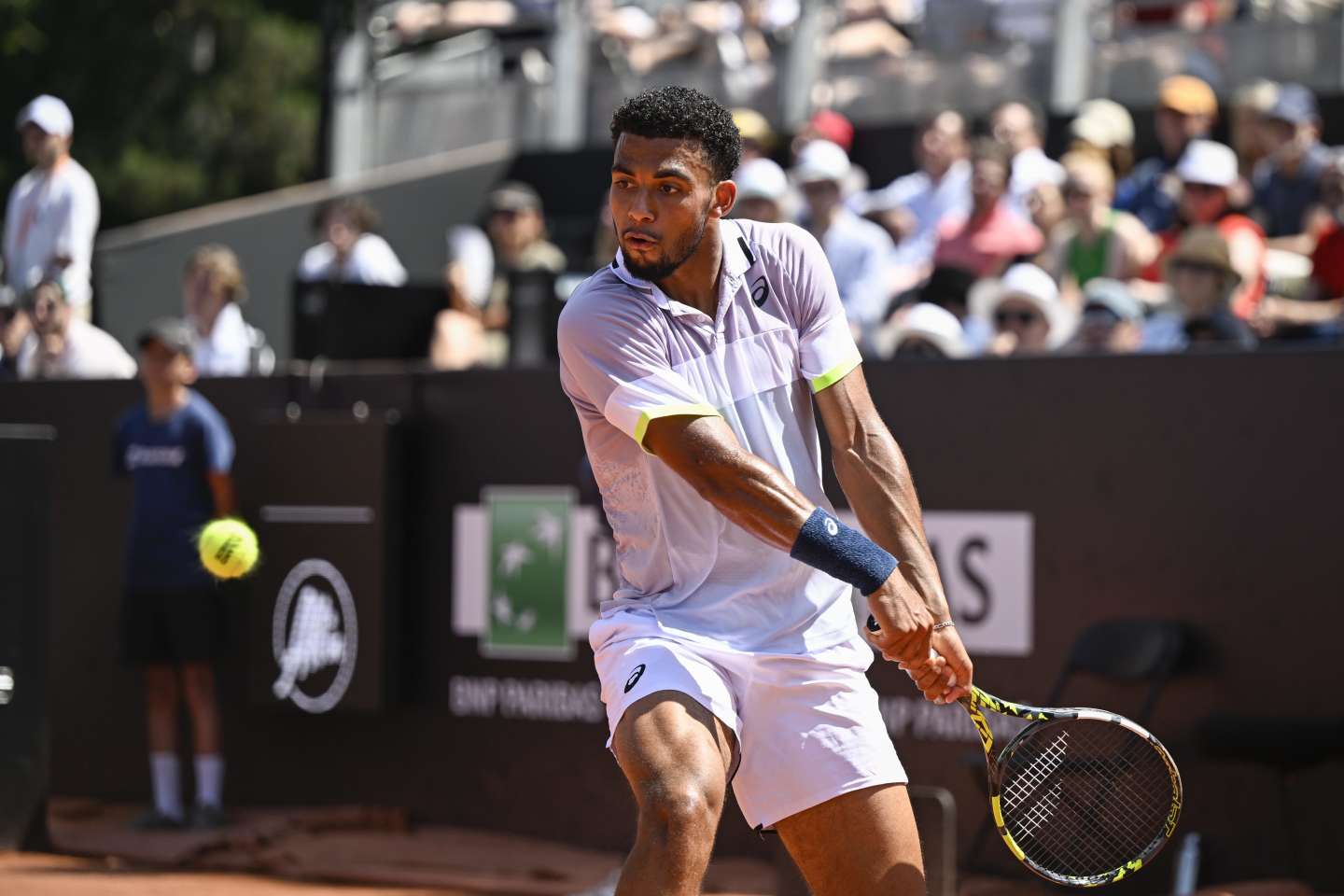 Arthur Fils remporte le tournoi de Lyon, son premier titre sur le circuit