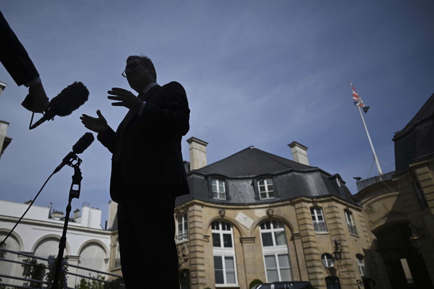 Au Royaume-Uni, l’interdiction de fumer dans certains espaces extérieurs n’est pas écartée par Keir Starmer