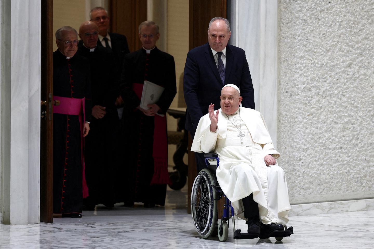 Le pape François toujours hospitalisé, le Vatican annule ses engagements prévus ce week-end