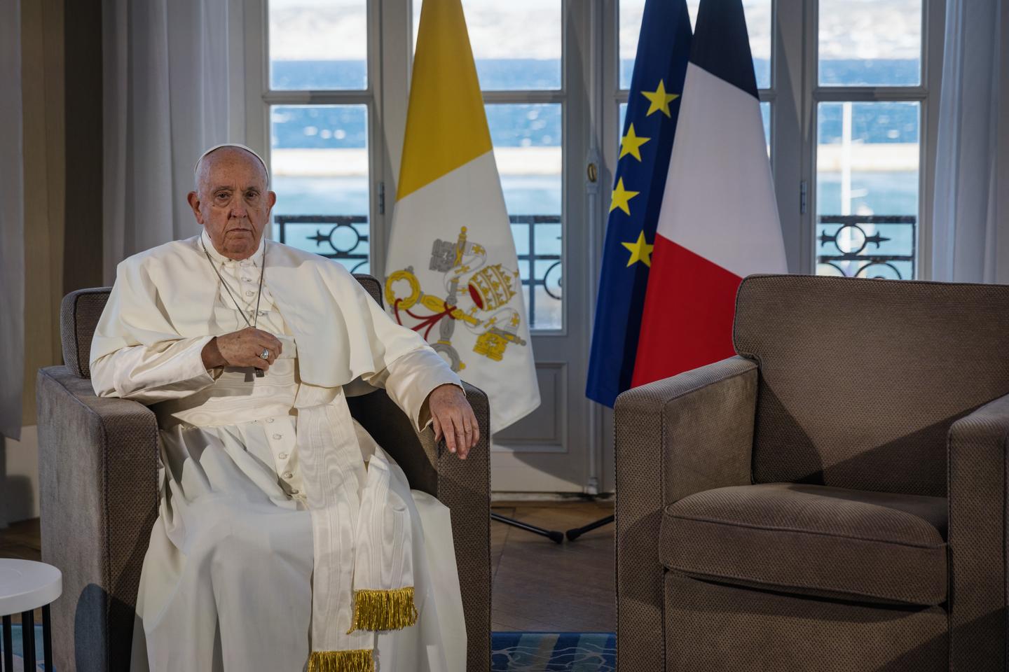 Le pape François, hospitalisé depuis vendredi, présente « un tableau clinique complexe », selon le Vatican