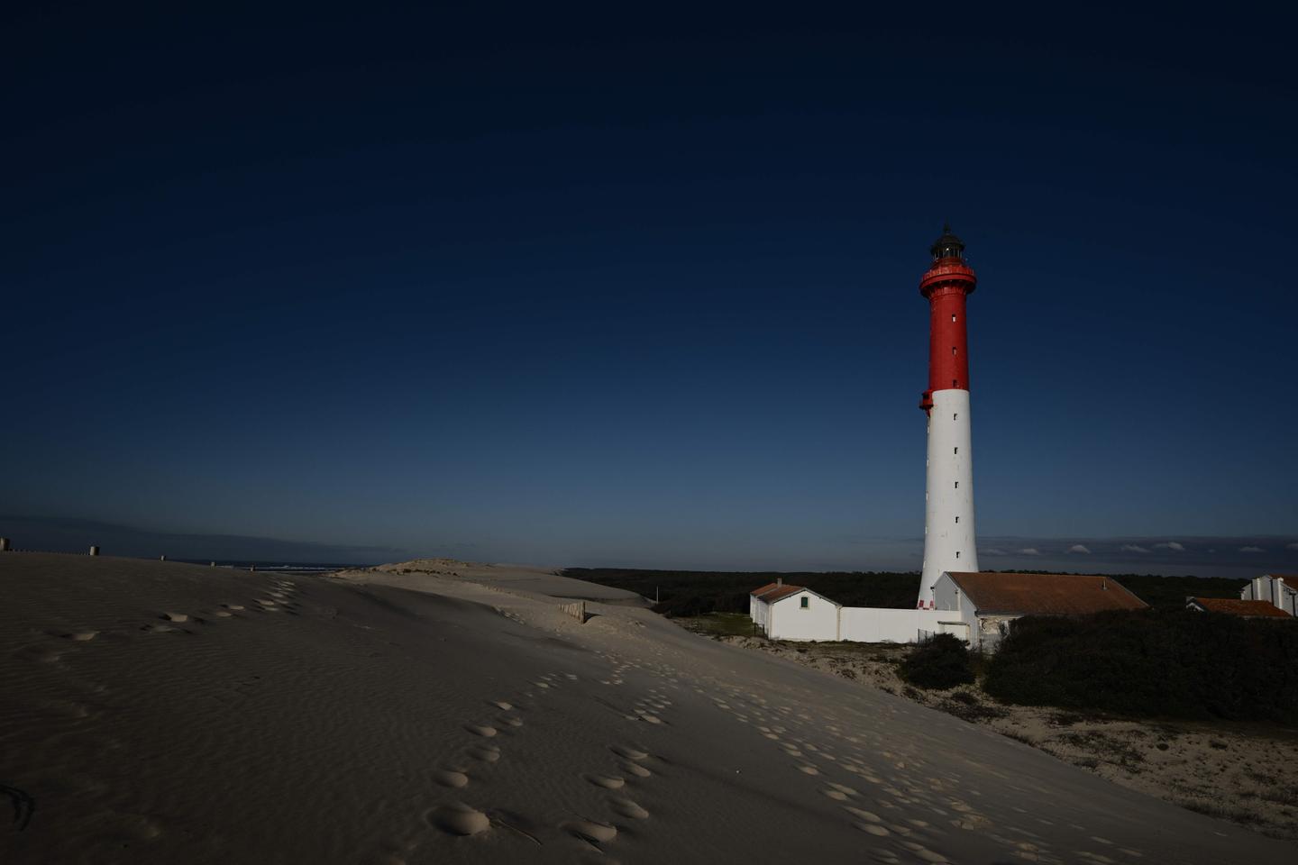 En Charente-Maritime, l’érosion du littoral menace le phare de la Coubre