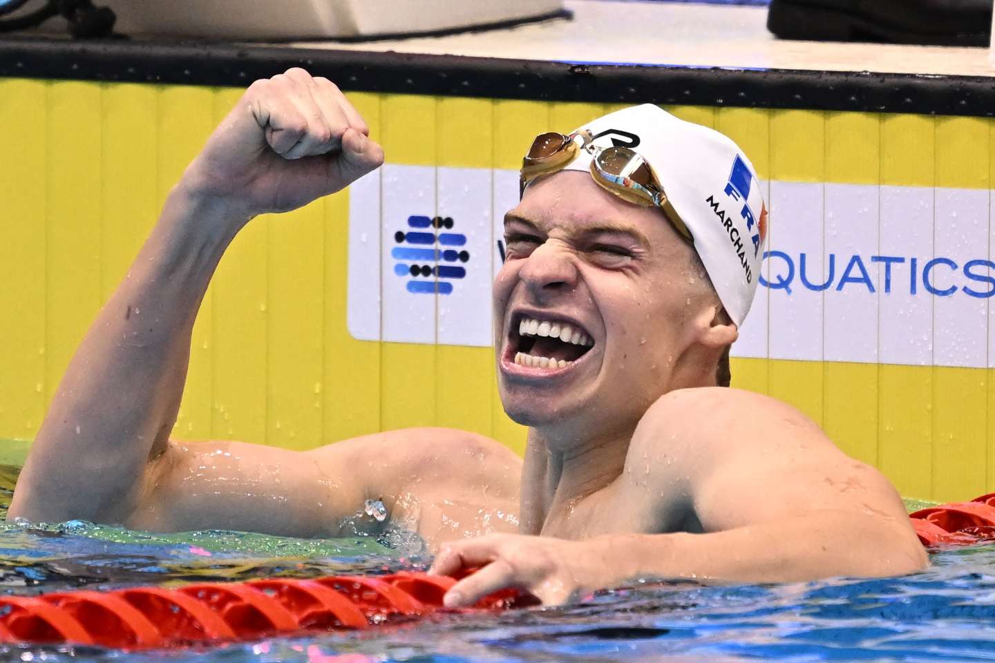 Mondiaux de natation : Léon Marchand remporte l’or sur 400 m 4 nages et efface le record du monde de Michael Phelps