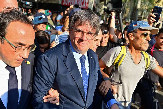 A Barcelone, l’indépendantiste Carles Puigdemont mystifie la police