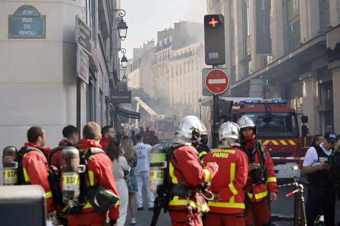 Paris : sept blessés, dont cinq pompiers, dans un incendie proche du BHV, qui a été fermé