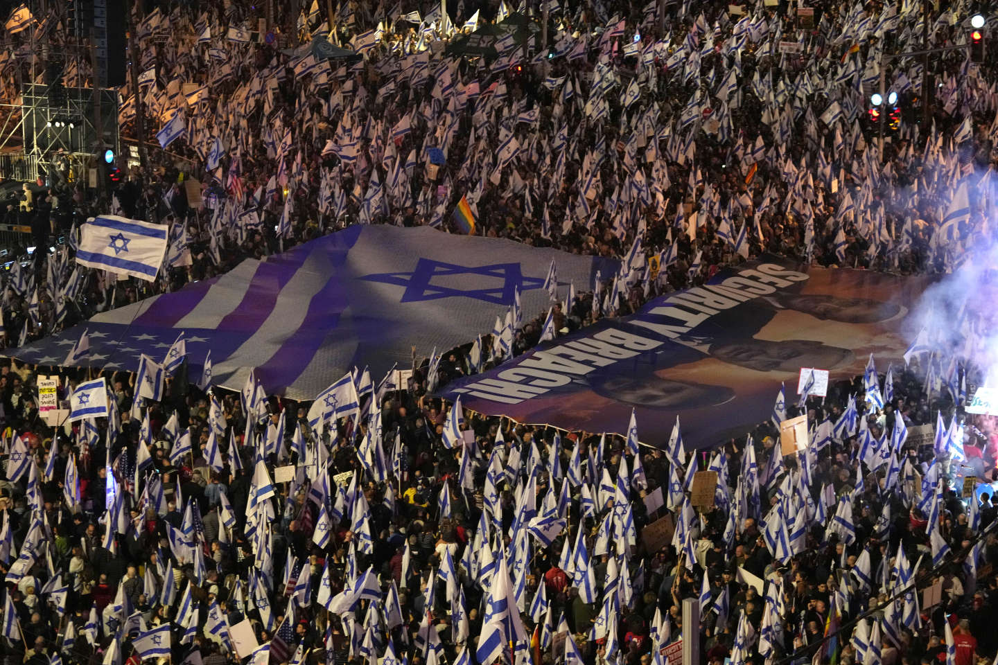 En Israël, des milliers de manifestants défilent à nouveau contre la réforme de la justice