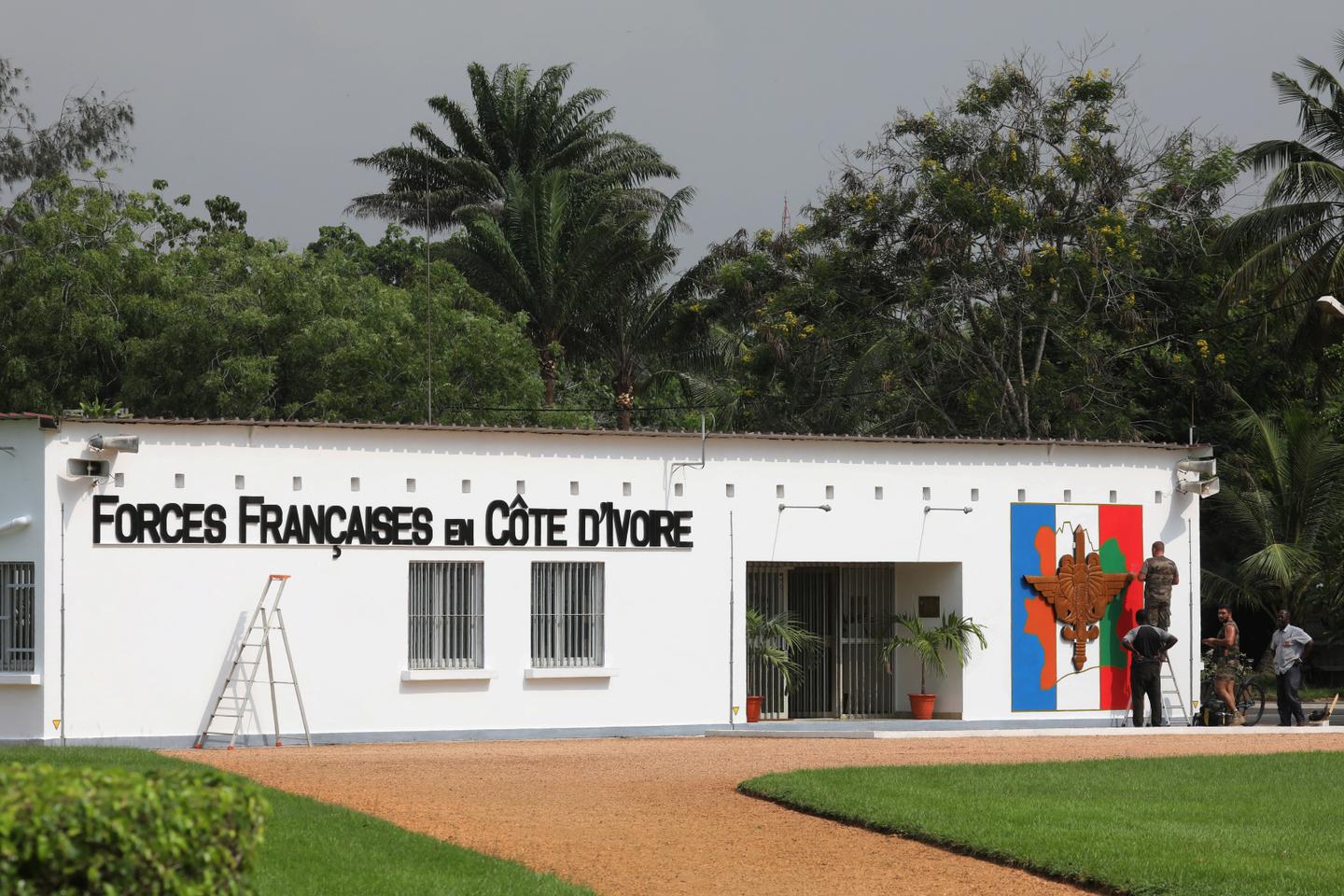 En Côte d’Ivoire, la présence militaire française s’allège, mais ne disparaît pas