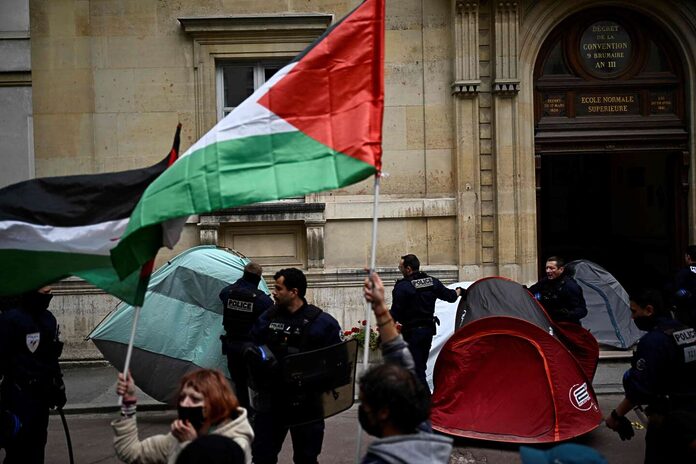 A Paris, la police évacue des étudiants qui occupaient l’Ecole normale supérieure en soutien au peuple palestinien