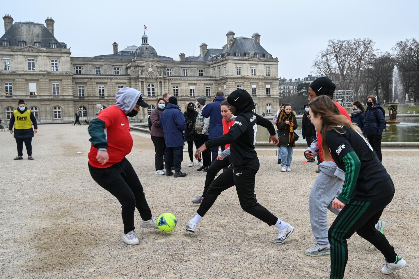 Le Sénat adopte une proposition de loi pour interdire le port de signes religieux dans les compétitions sportives