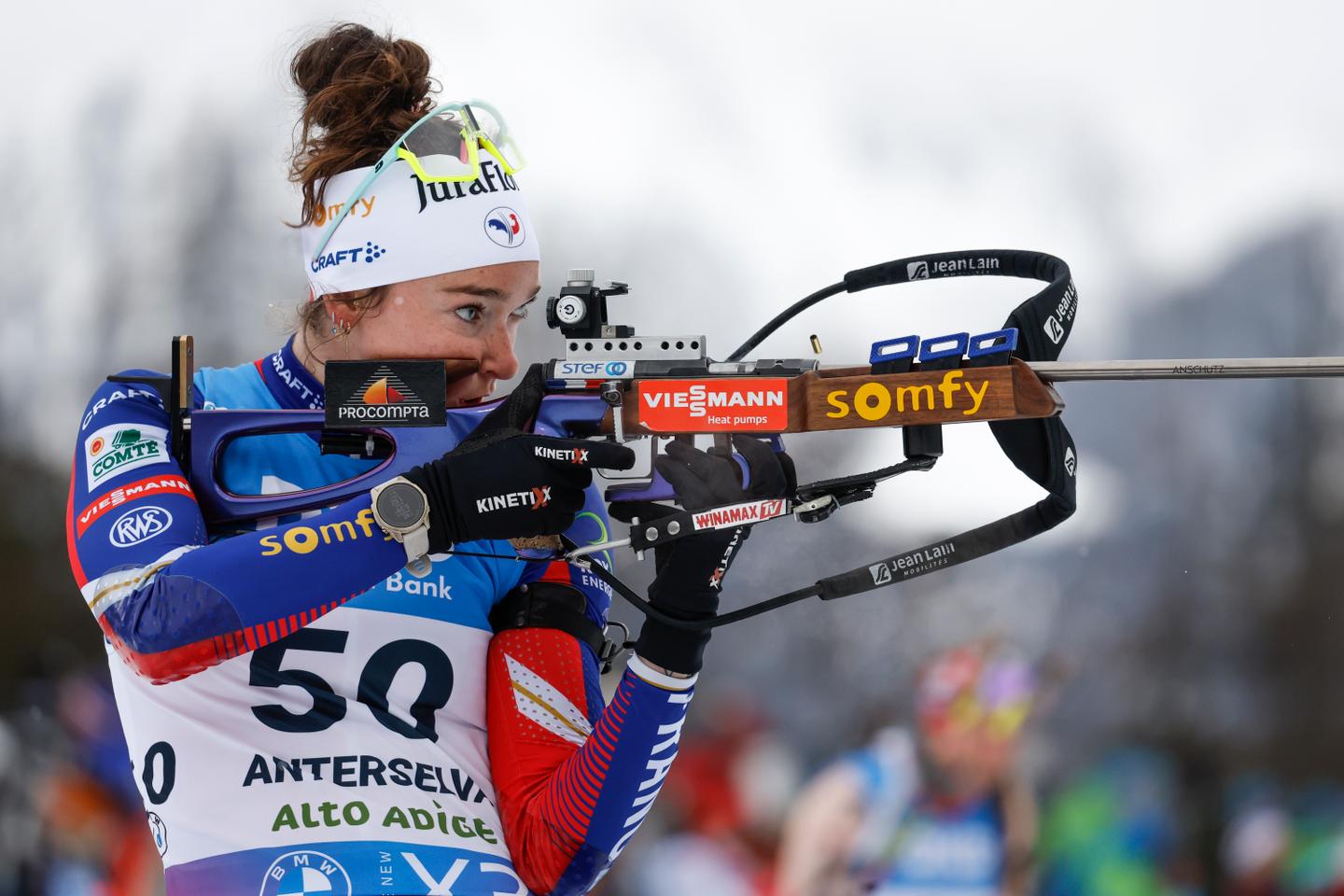 Biathlon : Lou Jeanmonnot remporte le sprint d’Antholz, son cinquième succès de la saison