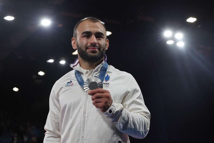 JO 2024 : pour « une attaque de trop », le judoka français Luka Mkheidze doit se contenter de la médaille d’argent