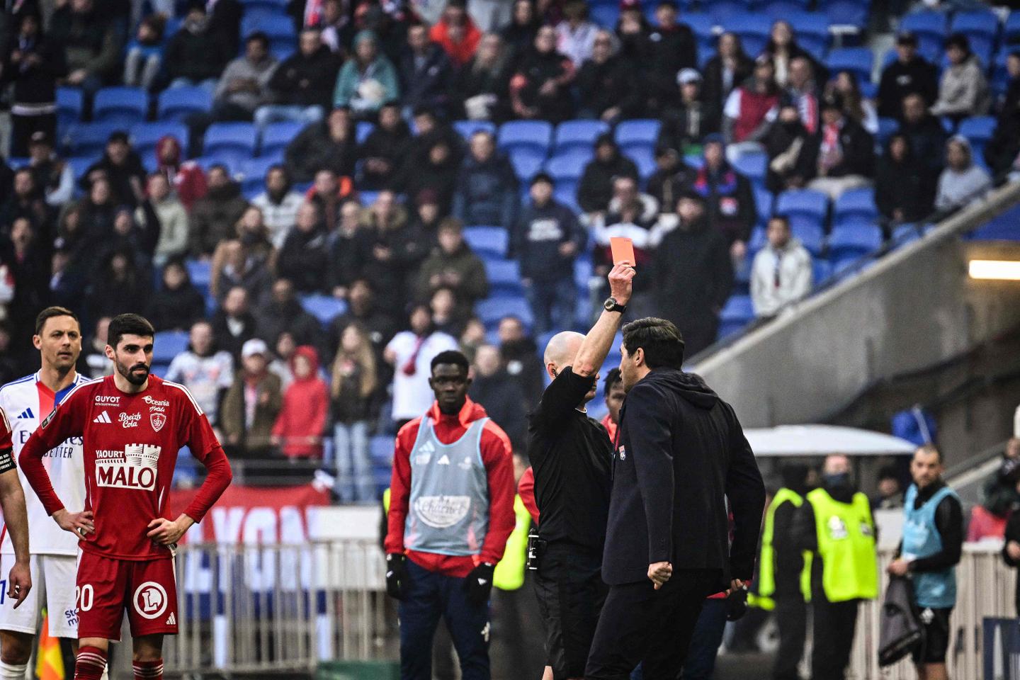 « Face à un dénigrement passé au stade industriel, faut-il, en raisonnant par l’absurde, supprimer les arbitres dans le football ? »