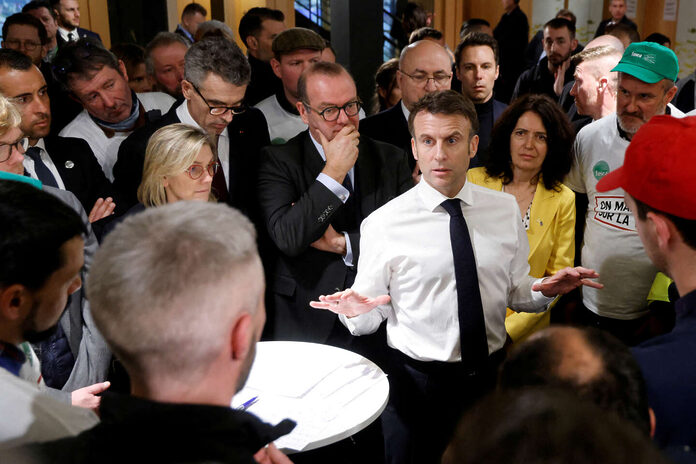 Au Salon de l’agriculture, Emmanuel Macron défend ses réponses à la colère du secteur lors d’une visite chahutée