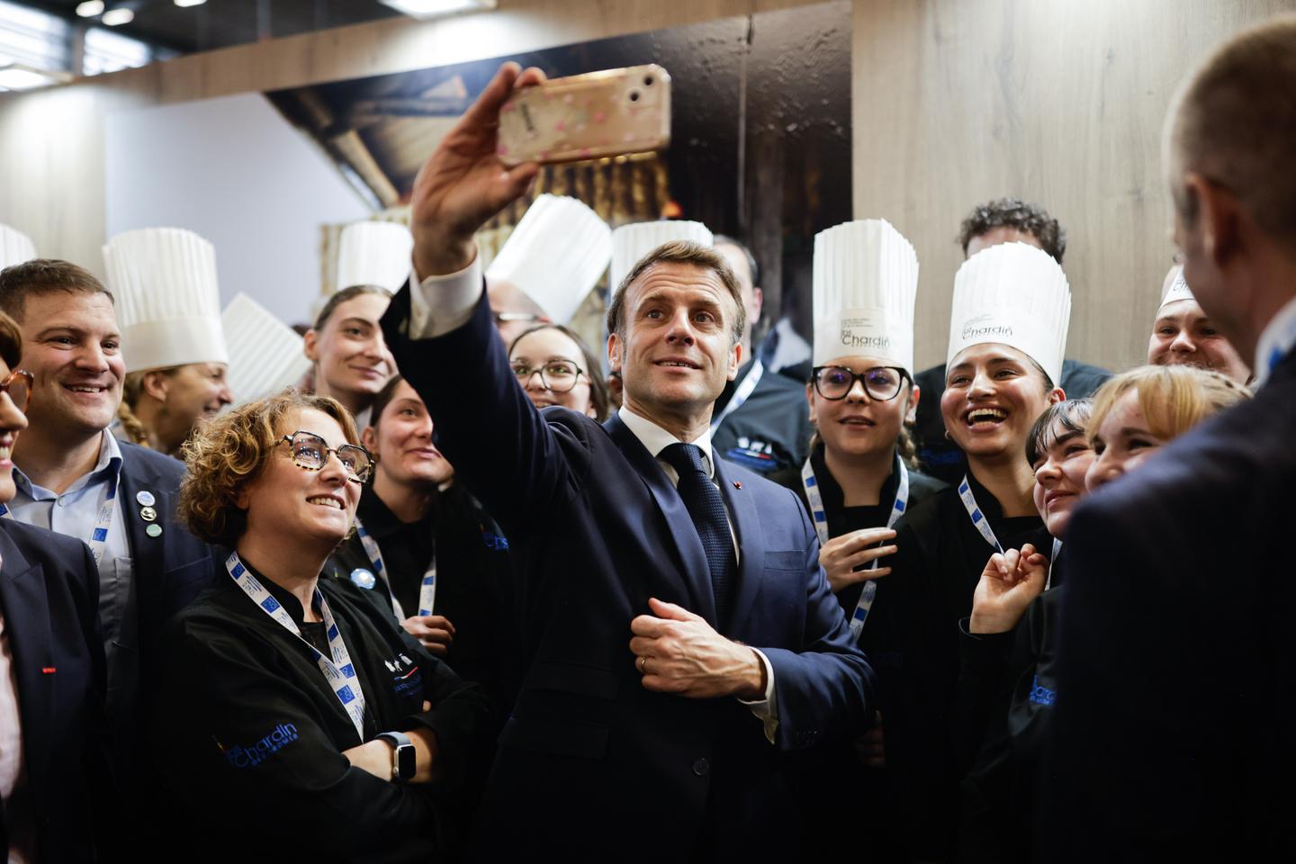 « Demain, rien ne nous dit que l’alimentation ne deviendra pas une arme » : au Salon de l’agriculture, les alertes de Macron